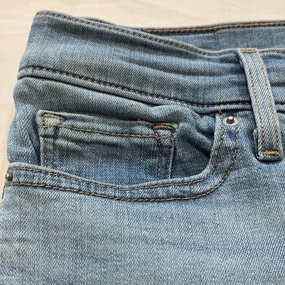 Levi’s Women’s 311 Shaping Skinny Capri Jeans - Picture 2 of 11